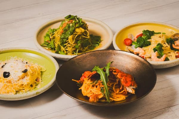 從左:松露卡邦尼;鮪魚和時令香草番茄熱那亞風味;蛤蜊和油菜花新鮮義大利麵(Scialatielli);龍蝦和芝麻菜番茄奶油