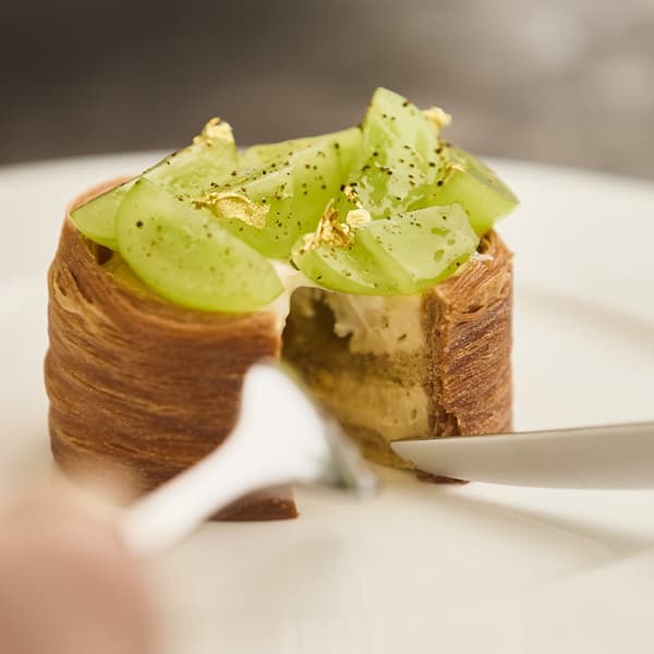 Tarte Feuilletée de Shine Muscat siendo cortada en un plato
