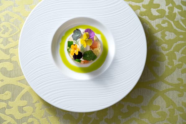 Aspik Kerang Hokkaido, Siput Laut, dan Salmon dalam Dashi Rumput Laut Hokkaido dengan Mousse Kembang Kol