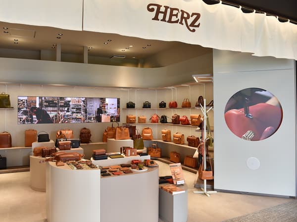 HERZ 羽田机场花园店内部