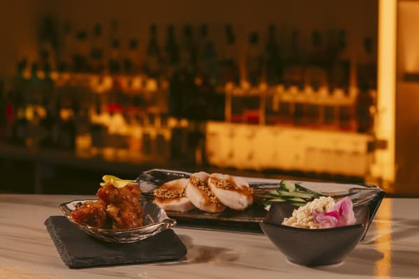 Tres platos de maridaje: Pollo frito frío con aroma de osmanto, jamón de pollo casero estilo Yodare y pepinillos daikon ahumados con queso crema a la pimienta de Sichuan
