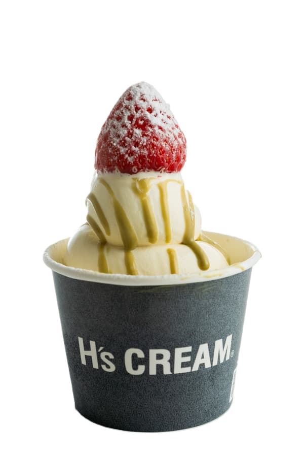 左：草莓开心果浓郁香草软冰淇淋 / 右：草莓开心果冰沙 – 880 日元（含税）