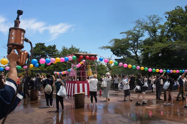 Entertainment show at Yuhi no Oka Shopping Street