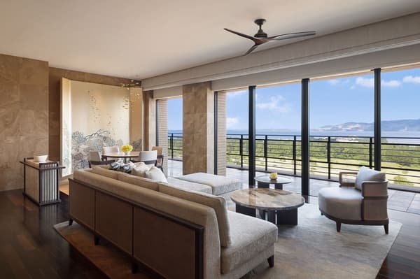 冲绳丽思卡尔顿酒店的水疗套房森林房