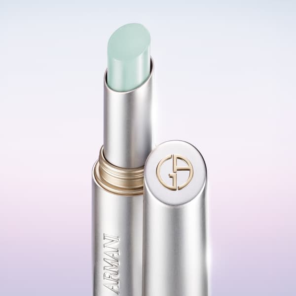 아르마니 로고가 새겨진 프리스마 플래시 립밤의 럭셔리 알루미늄 패키지