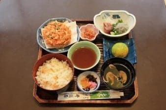 A set meal featuring sakura ebi dishes at Izutsuya