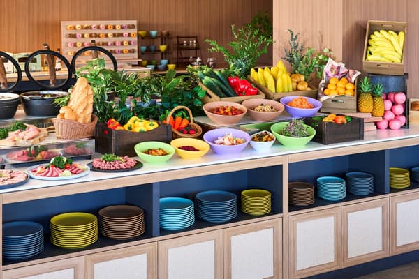 以市集攤位為靈感的自助餐陳列