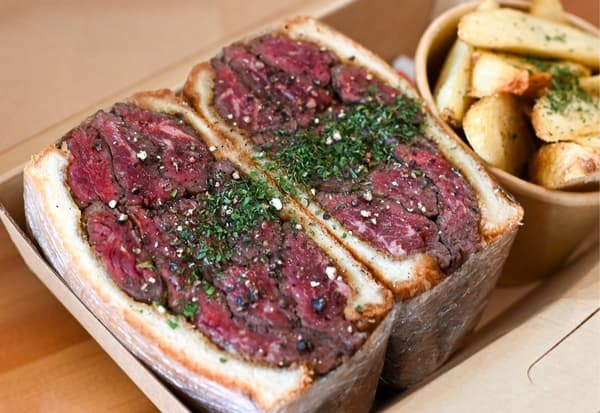 極受歡迎的「烤牛肉盒三明治」