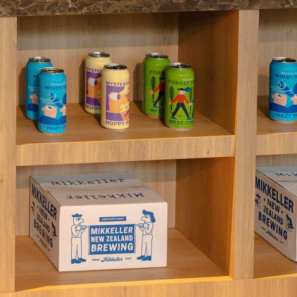 선반에 전시된 Mikkeller 캔과 상자
