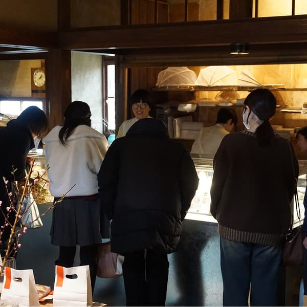 展示柜前排着长队