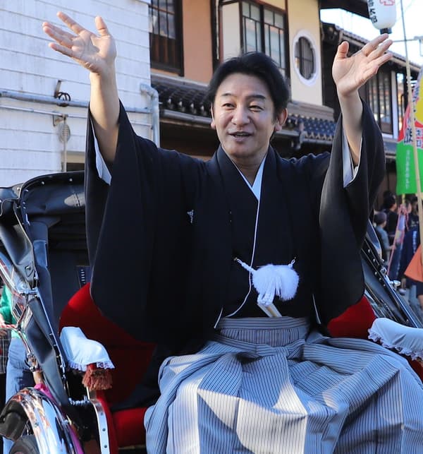 Actores de Kabuki caminando por las calles de Izushi durante el Oneri del Kabuki Eirakukan