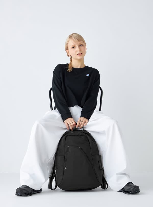 Modelo con la MOCHILA Y'SACCS x Mizuno