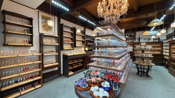 Interior Kanzashi-ya WARGO Yufuin Kinrinko dengan lampu gantung dan pajangan kanzashi