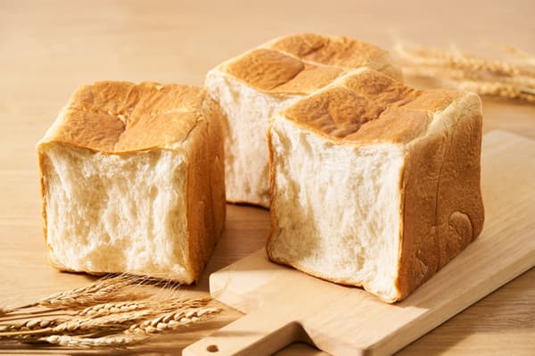 Chocolate-colored bread used for the sandwich