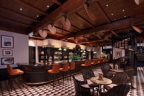 Long Bar di Raffles Hotel Singapore, tempat lahirnya Singapore Sling