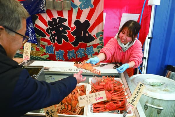 Kepiting yang dijual di kedai makanan laut