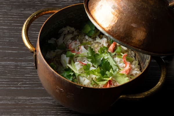 Snow crab rice cooked in a copper pot