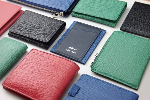 Dompet dan tempat kartu yang terbuat dari kulit hiu