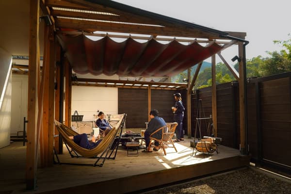 THE BASE GLAMPING YUGAWARA 篝火閱讀場景