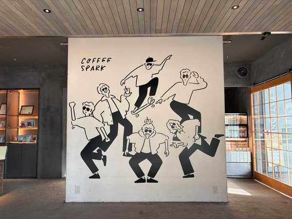 原宿站店装饰有长场雄插画的墙面