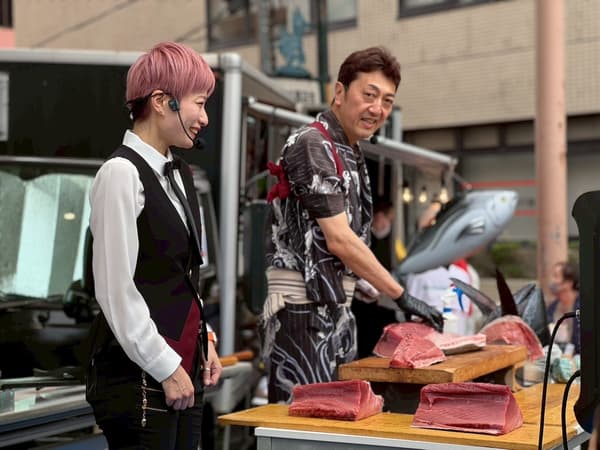 Espectáculo de corte de atún de Asakusa Maguro-gumi en Minami-Koshigaya Rakuun