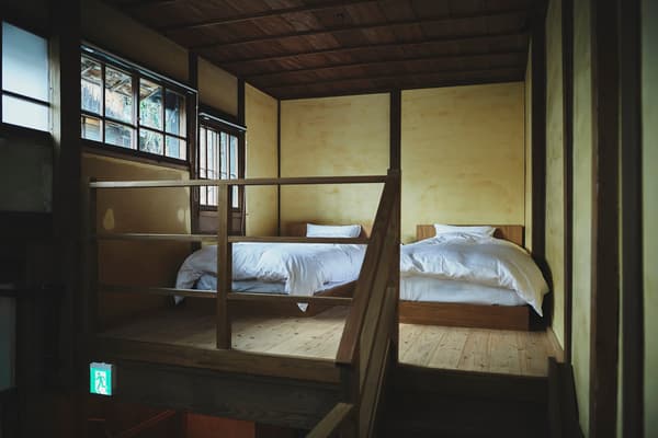 Gudang (Kura) mempertahankan konstruksi bata aslinya dan merupakan satu-satunya dari ketiga kamar yang dilengkapi bak mandi kayu hinoki