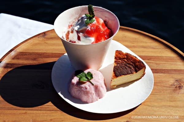 迷你芭菲、芝士蛋糕和草莓巴伐利亚奶油