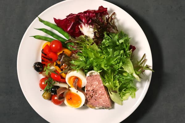 尼斯沙拉搭配京都鸭肉乡村肉酱