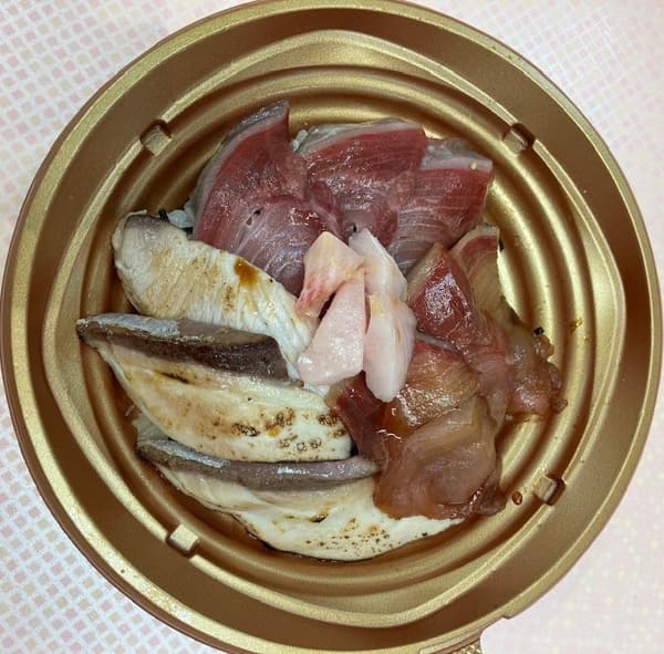 三式鰤鱼品尝碗 1,080日元（含税）