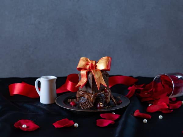 GIFT MELT, Basque cheesecake cokelat hitam yang ditata menyerupai kotak kado
