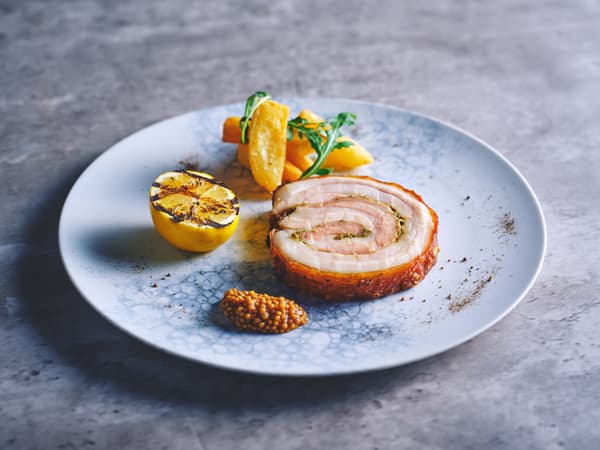 “Porchetta”香草包裹脆皮烤猪肉配迷迭香土豆、烤柠檬及塔斯马尼亚芥末籽酱