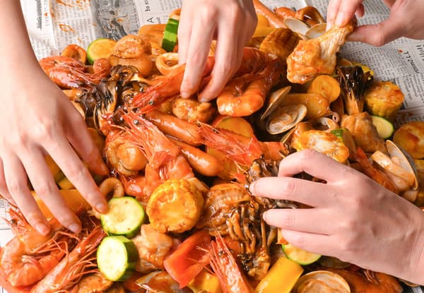Selección de marisco para comer con las manos con mejillones, vieiras y camarones