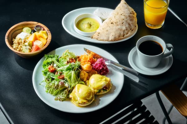 Piring sarapan yang dibuat dengan bahan-bahan pilihan untuk mengisi ulang energi di hari itu