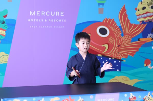 在充滿震撼感的 KUNCHI Rally 空間內打桌球