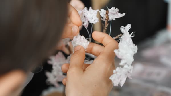 工作坊参与者创作自己的艺术作品