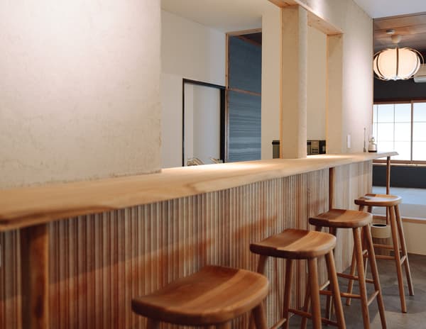 由一整塊榿木板材製成的吧台