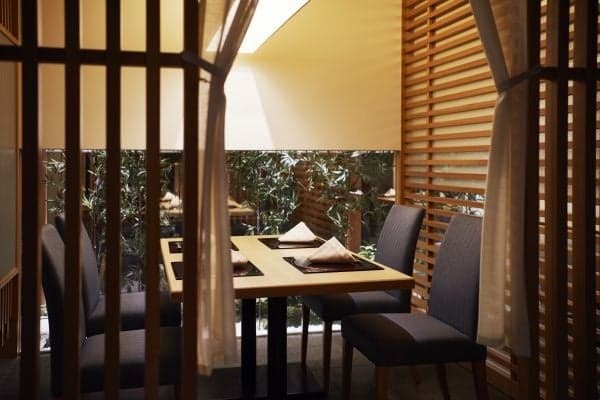 Tempat duduk semi-pribadi di HANAMUSASHI
