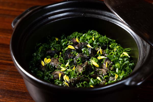 Nasi clay pot dengan ayam beraroma arang dan burdock