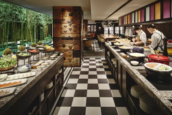 拥有竹园景观的GRILL 54TH餐厅