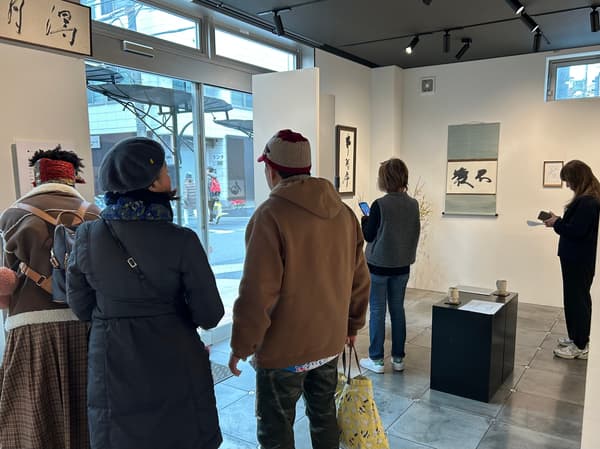 遊客正在檢查展出的作品