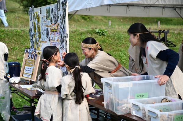 Visitors wearing kantoui at the festival