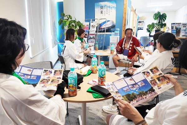 向敦贺神轿协会负责人学习其意义和技巧