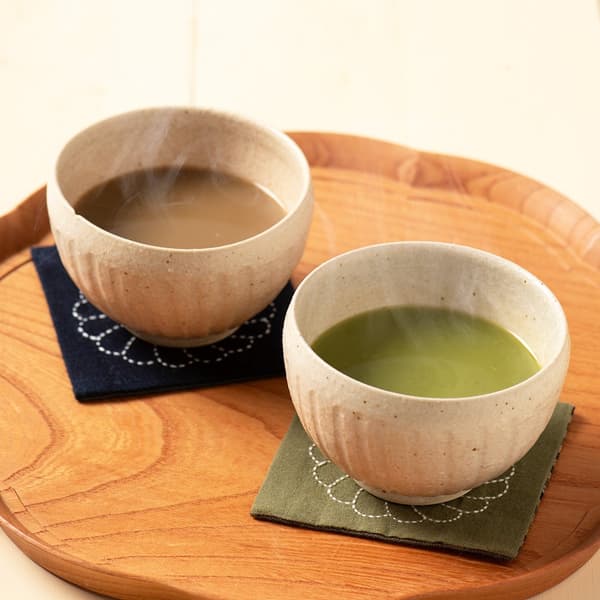 大人味抹茶拿鐵 / 大人味焙茶拿鐵，各含稅700日圓