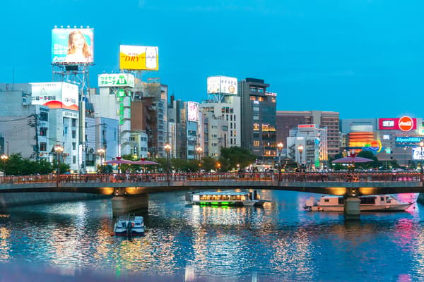 Nakasu Hakata-bune traveling along the Naka River at night