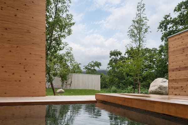 Baño al aire libre con agua termal que brota directamente del manantial en cada villa