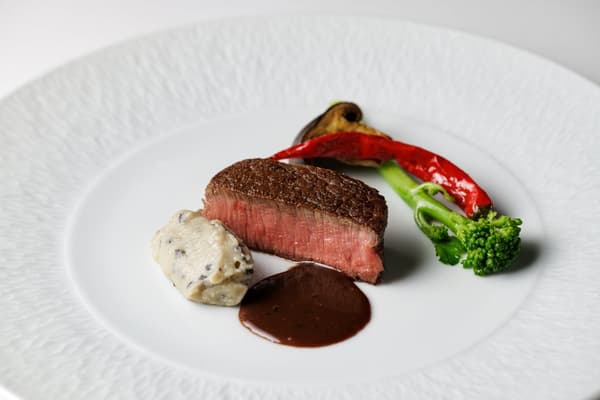 Filete de ternera Hitachi asado con salsa de vino tinto y aligot aromatizado con trufa