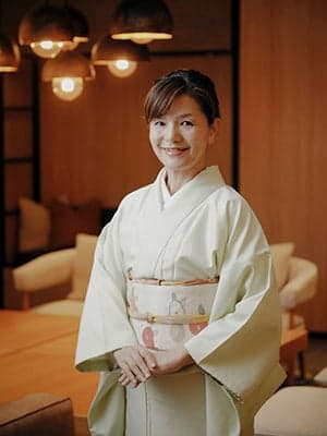 La instructora de té japonés Mika Hasegawa