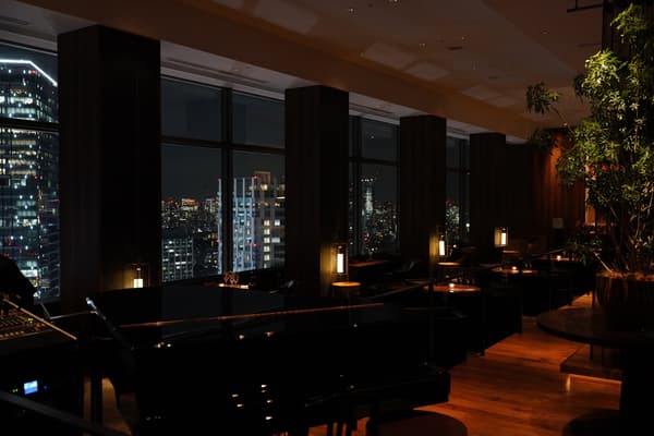 香槟和晚餐与夜景