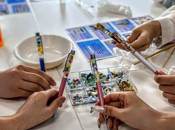 Making ballpoint pens from collected microplastics