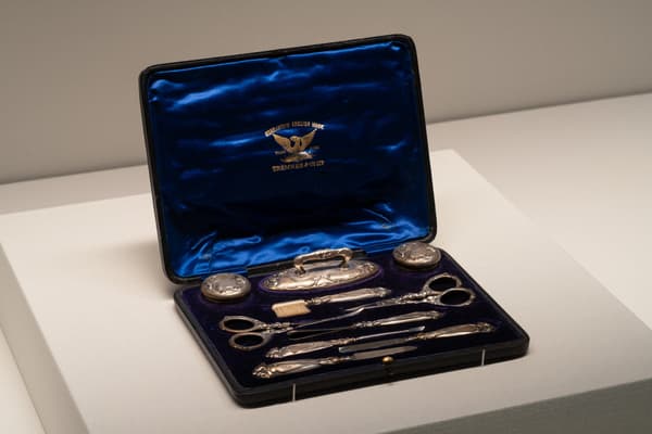 花卉纹银制美甲套装，Treacher，19世纪末 摄影：加藤健